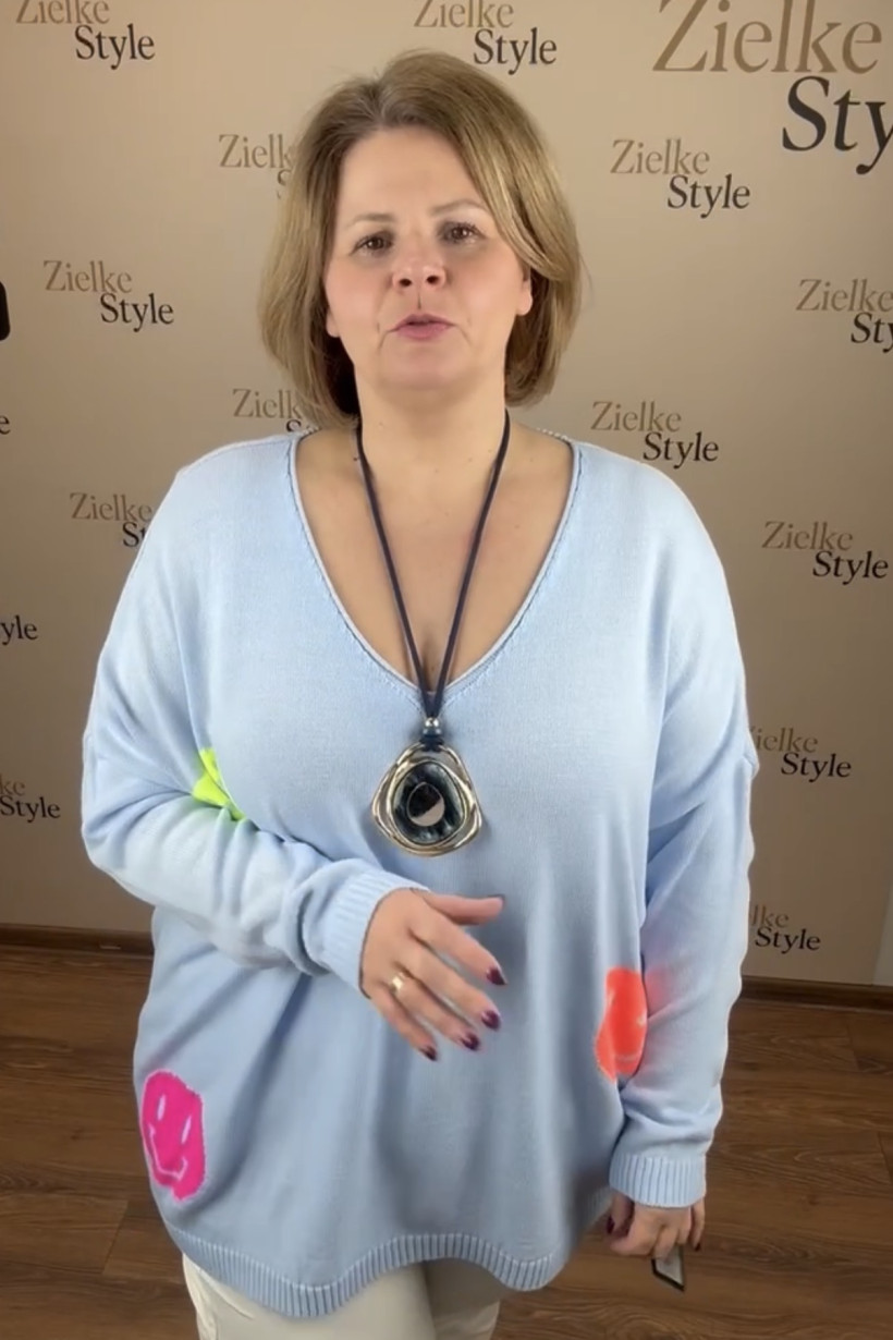 Sweter w serek, emotki neonowe - 102603 - błękit