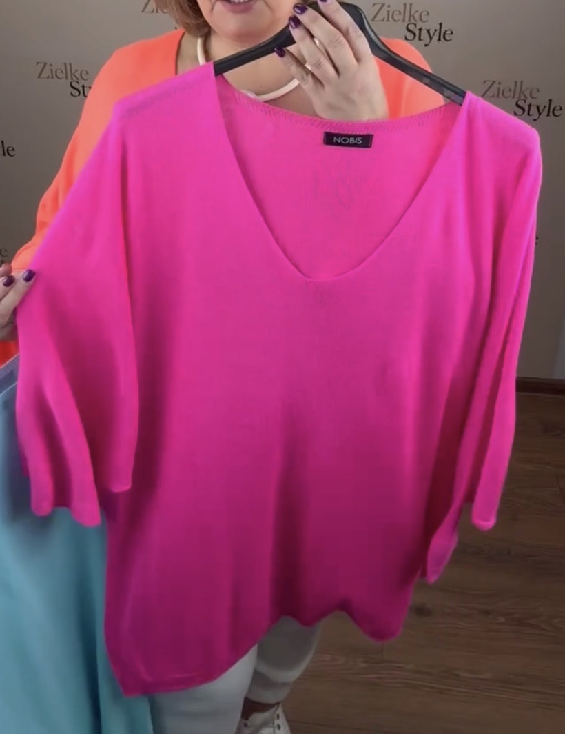 Sweter w serek jednokolorowy nietoperz - 152507 - neonowy róż