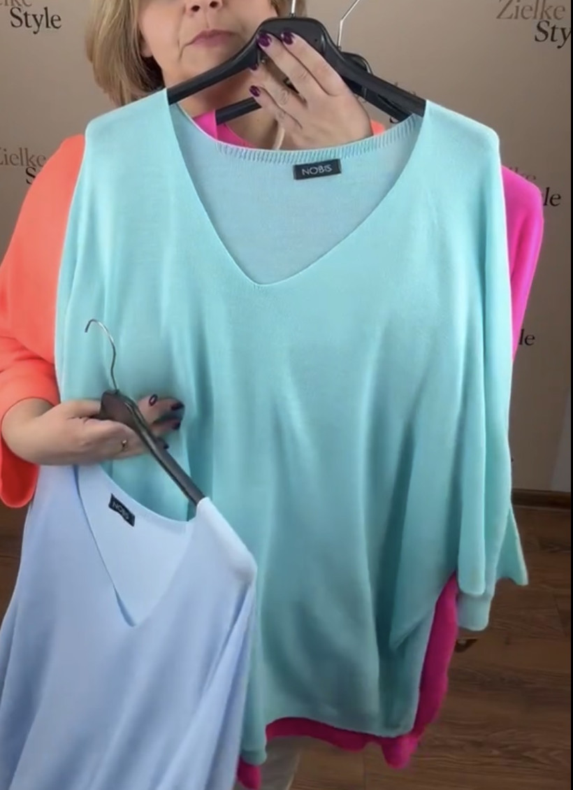 Sweter w serek jednokolorowy nietoperz - 152507 - mięta