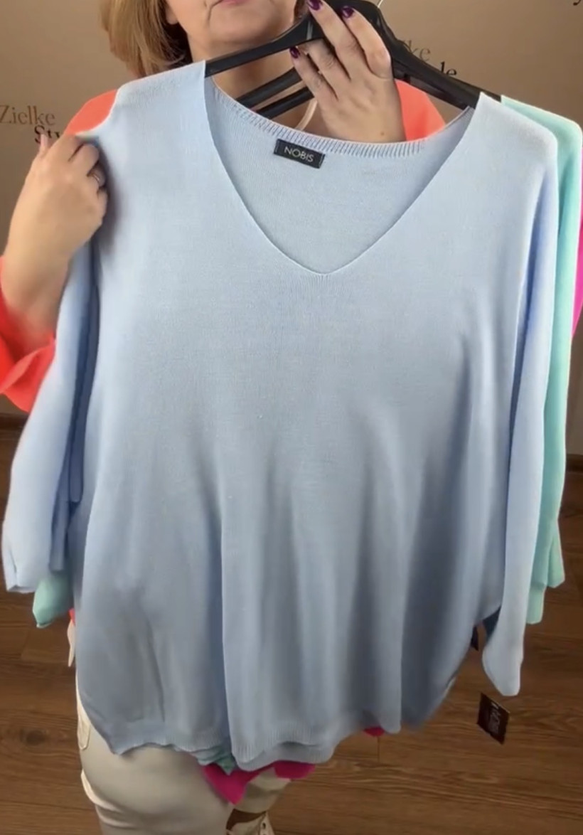 Sweter w serek jednokolorowy nietoperz - 152507 - błękit