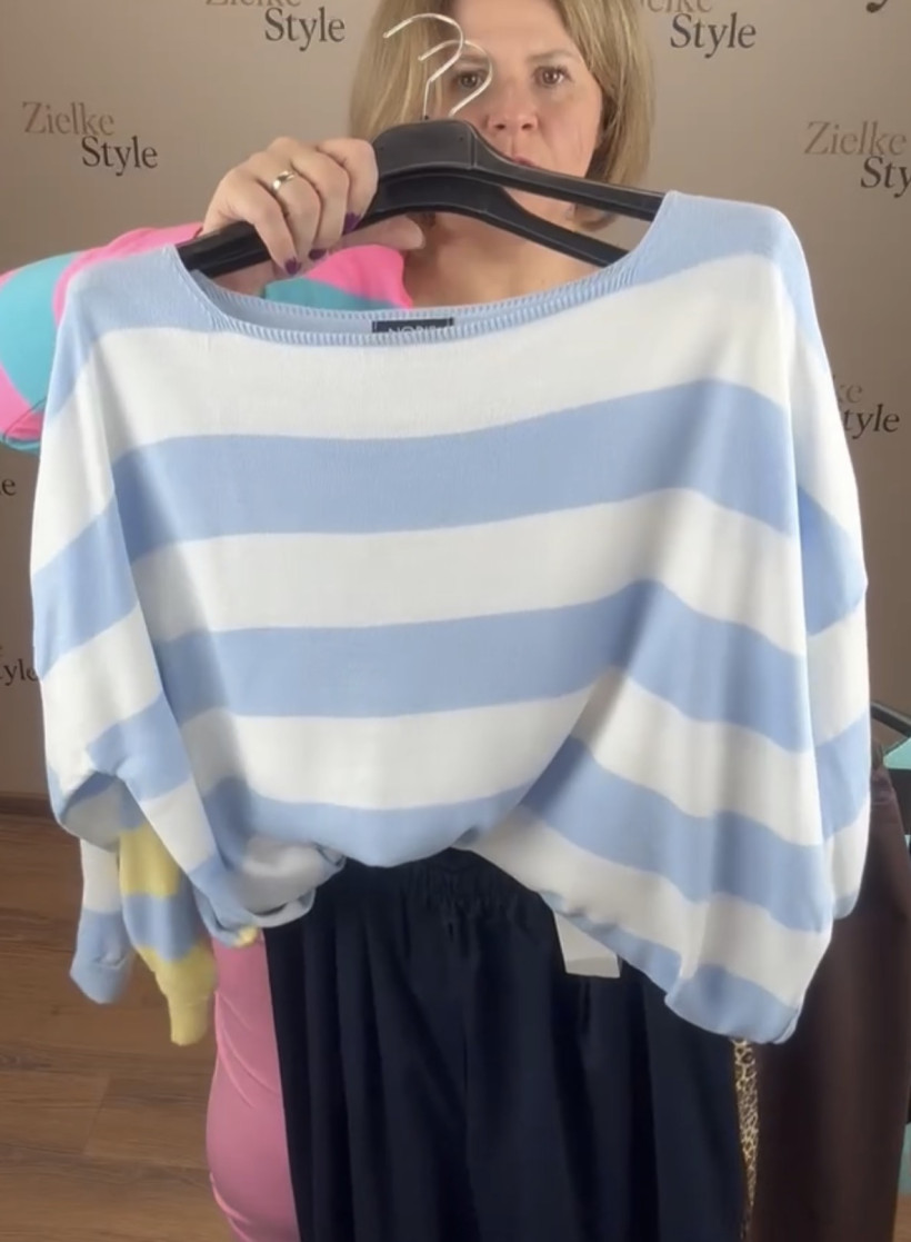 Sweterek w pasy - 14908 - biały z błękitem