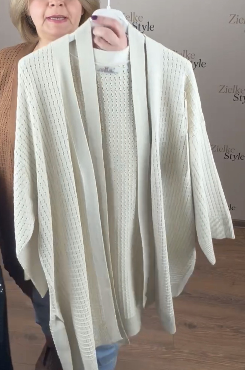 Narzutka ażurowa jednokolorowa z paskiem - ( m/l, xl/2xl ) - 8360 - beż