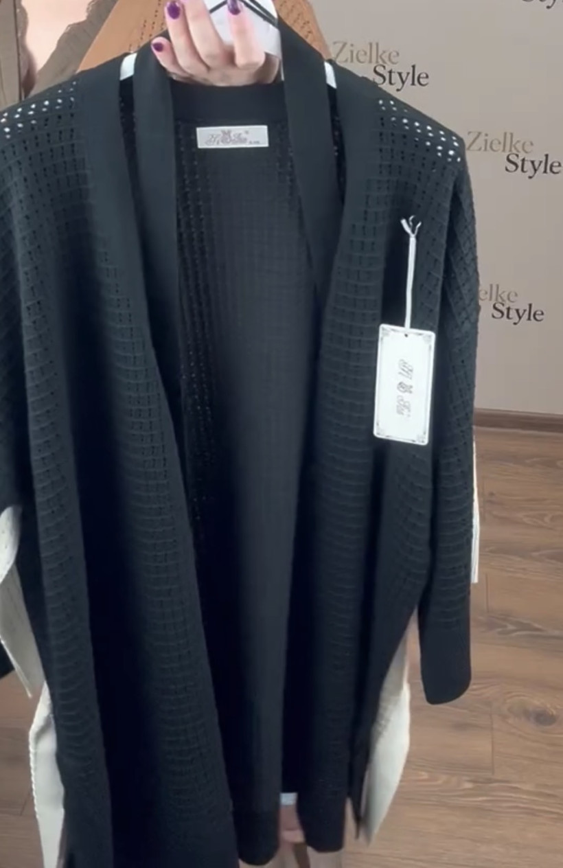 Narzutka ażurowa jednokolorowa z paskiem - ( m/l, xl/2xl ) - 8360 - czarna