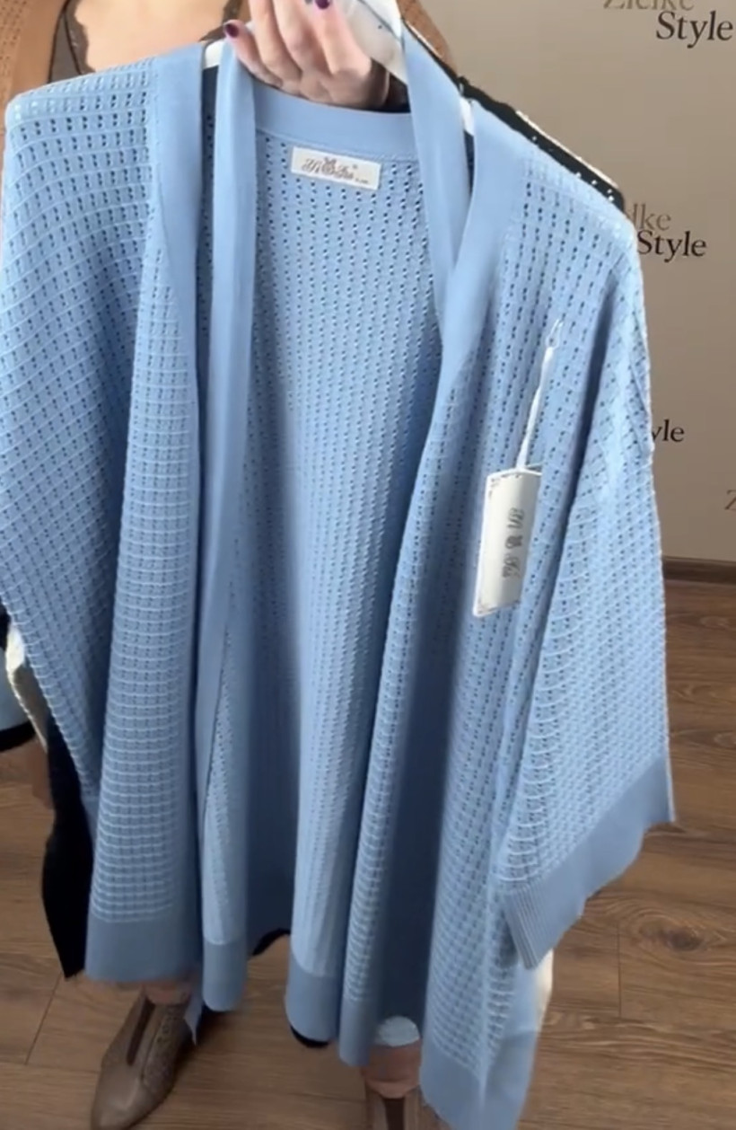 Narzutka ażurowa jednokolorowa z paskiem - ( m/l, xl/2xl ) - 8360 - błękitna