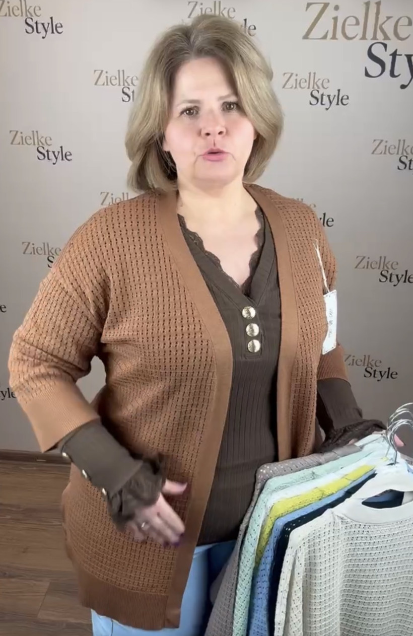 Narzutka ażurowa jednokolorowa z paskiem - ( m/l, xl/2xl ) - 8360 - karmel