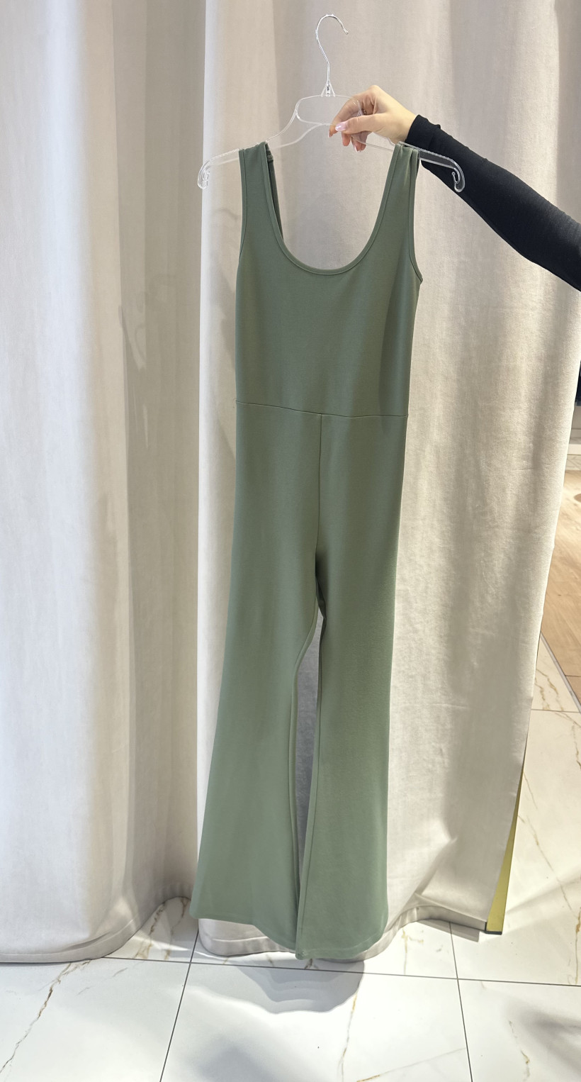 EM KOMBINEZON Z GŁĘBOKIM WYCIECIEM NA PLECACH OLIWKA