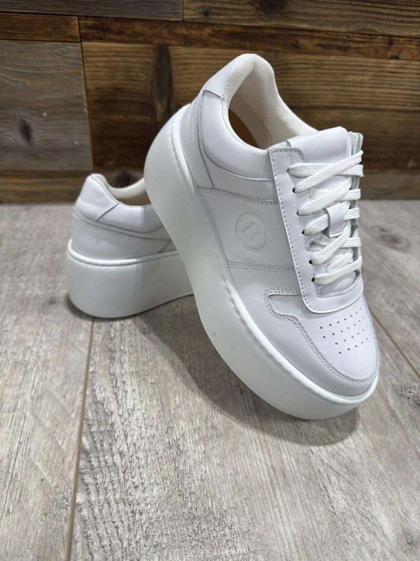 By o la la..! sneakersy