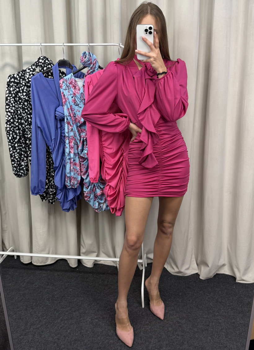 Sukienka modelująca z róża 