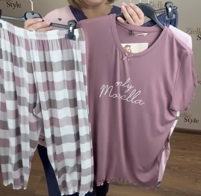 Piżama góra gładka z napisem morella  + spodnie w kratę- 4xl - 2021 - różowy