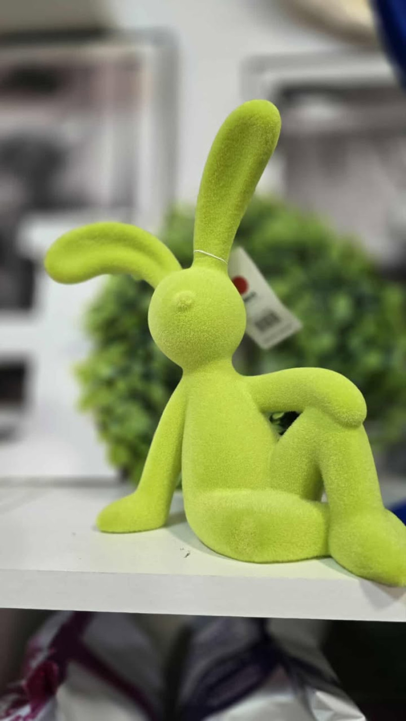 pozujący zając wielkanocny limonkowy