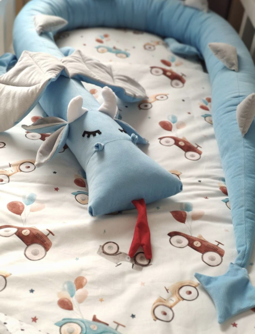 Ochraniacz do łóżeczka SMOK XXL ze skrzydłami błękit  