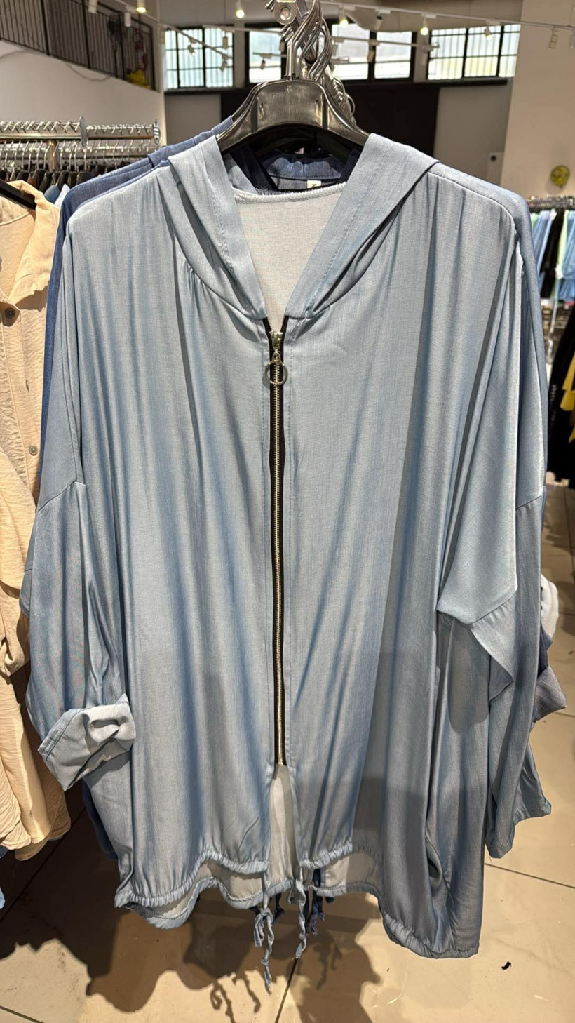  Italia nr.9 - Narzutka jeansowa na zamek z kapturem - jasna 