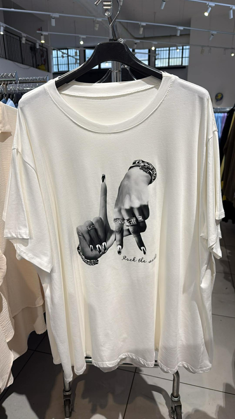 Italia nr 9 - Tunika z aplikacją, krótki rękaw - 24559 - biala z dłońmi 