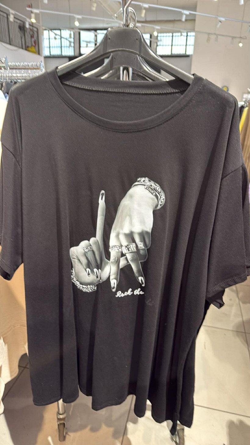 Italia nr 9 - Tunika z aplikacją, krótki rękaw - 24559 - czarna z dłońmi