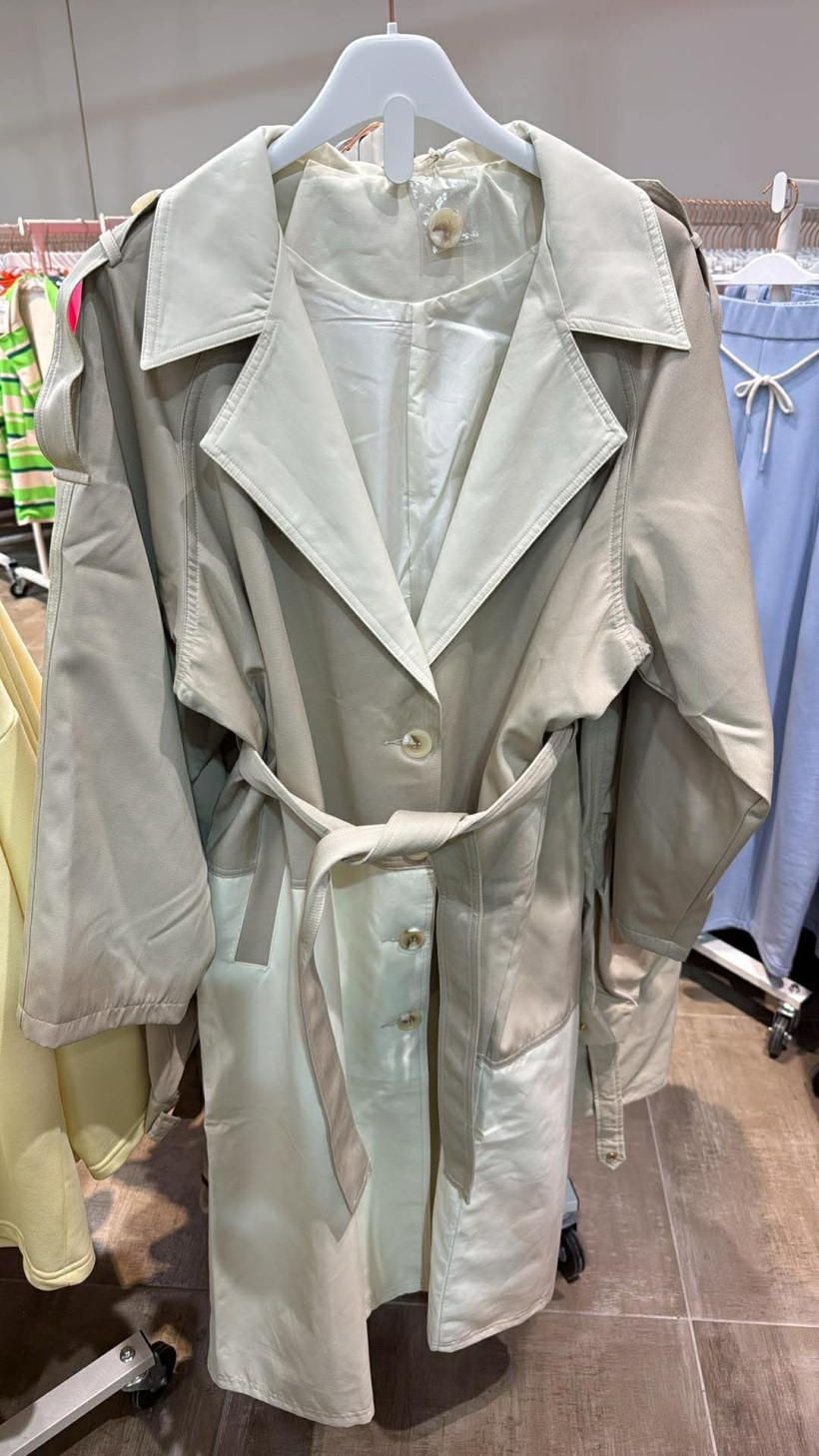 Italia nr.9 - Płaszcz dwukolorowy z podszewką zapinany na guzik - beżowy