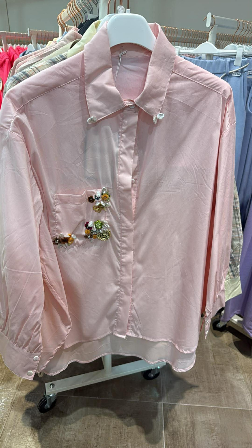 Italia nr.9 - Koszula jednokolorowa - ozdoby na kieszeni - różowy