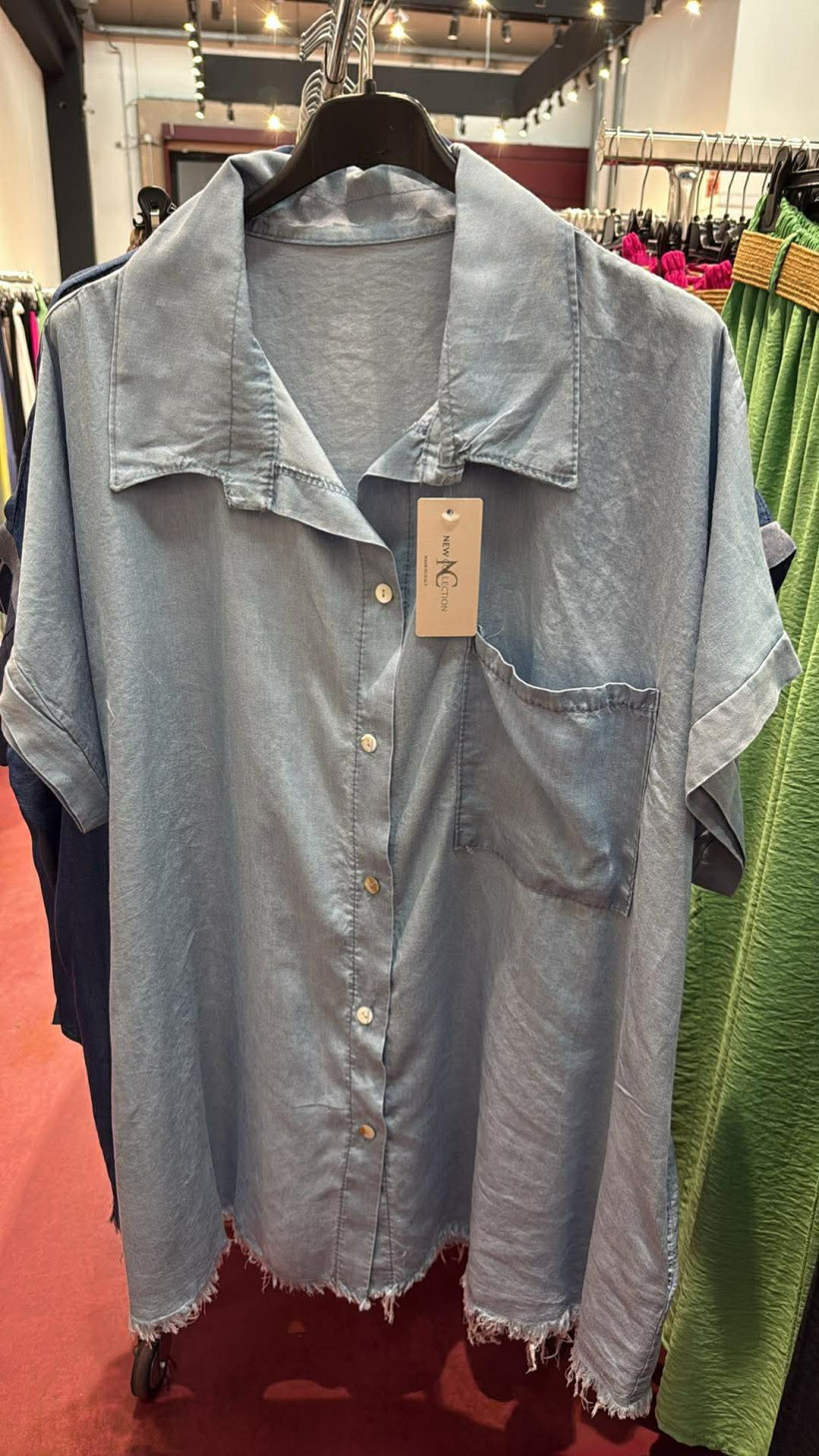 Italia nr.9 - Koszula jednokolorowa  jeansowa z kieszeniami - postrzępiony spód - 661649 - jasna