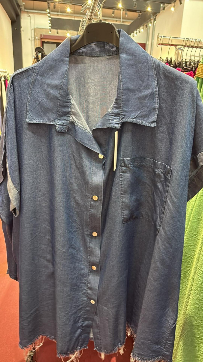 Italia nr.9 - Koszula jednokolorowa  jeansowa z kieszeniami - postrzępiony spód - 661649 - ciemna