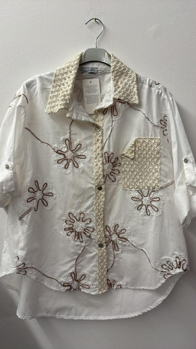Italia nr.9 - Koszula biała ze złotym kołnierzem - wzór wyszywane kwiaty - 07751