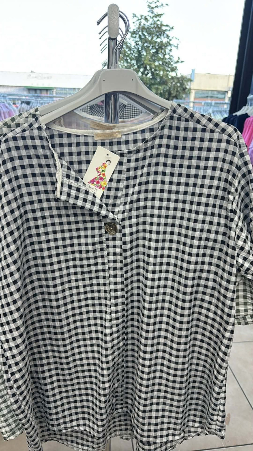 Italia nr.9 - Bluzka z guzikiem - wzór krata - 25147 - czarny