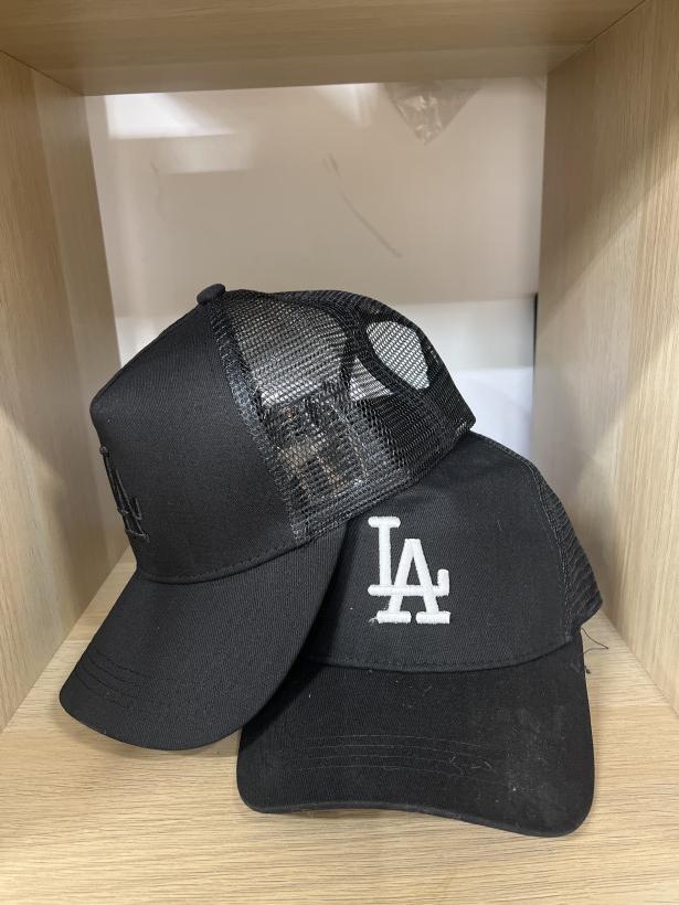 LA - CZAPKA Z DASZKIEM CZARNA LOGOWANA Z SIATKA