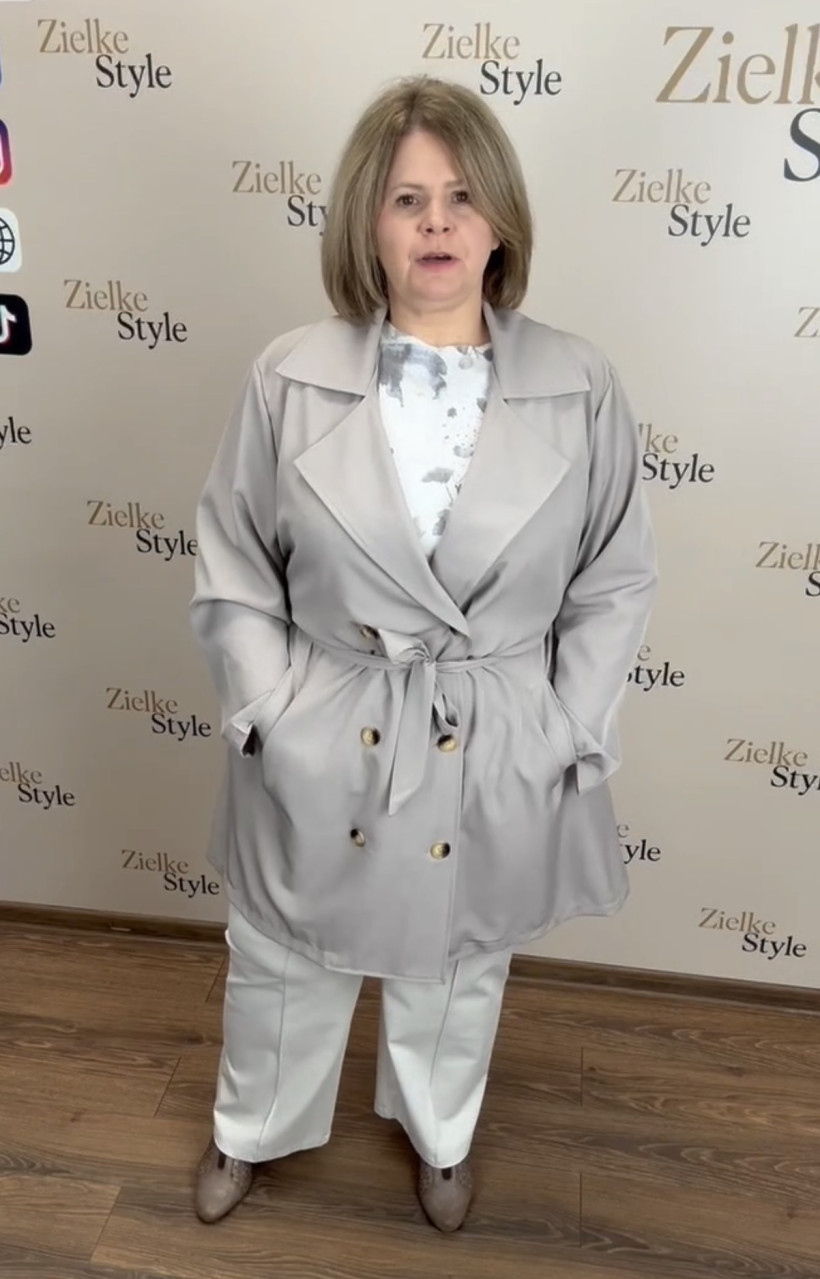 Italia nr 9 - Płaszcz trencz, krótszy, jednokolorowy, dwurzędowy, guziki - 36693 - beż