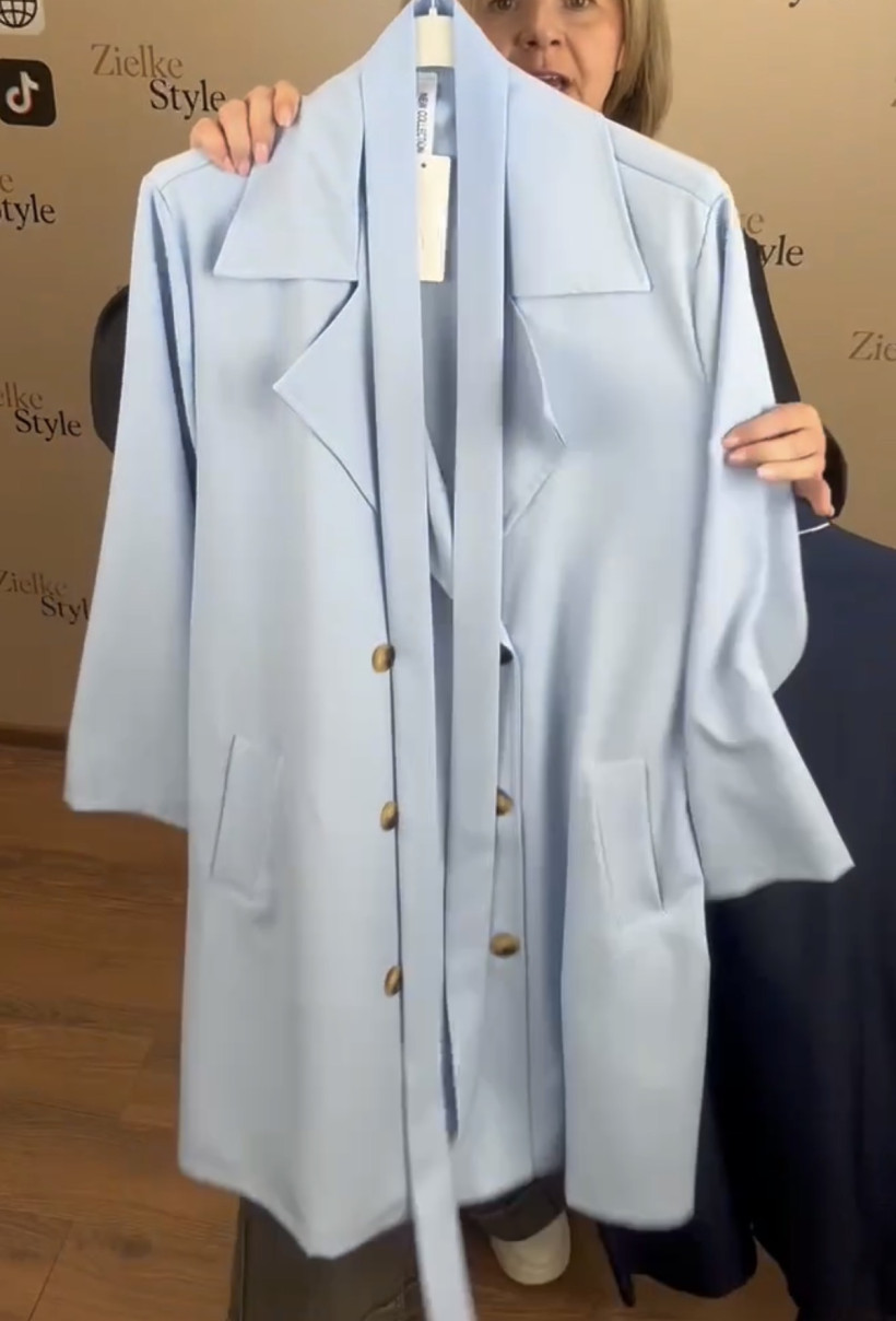 Italia nr 9 - Płaszcz trencz, krótszy, jednokolorowy, dwurzędowy, guziki - 36693 - błękit