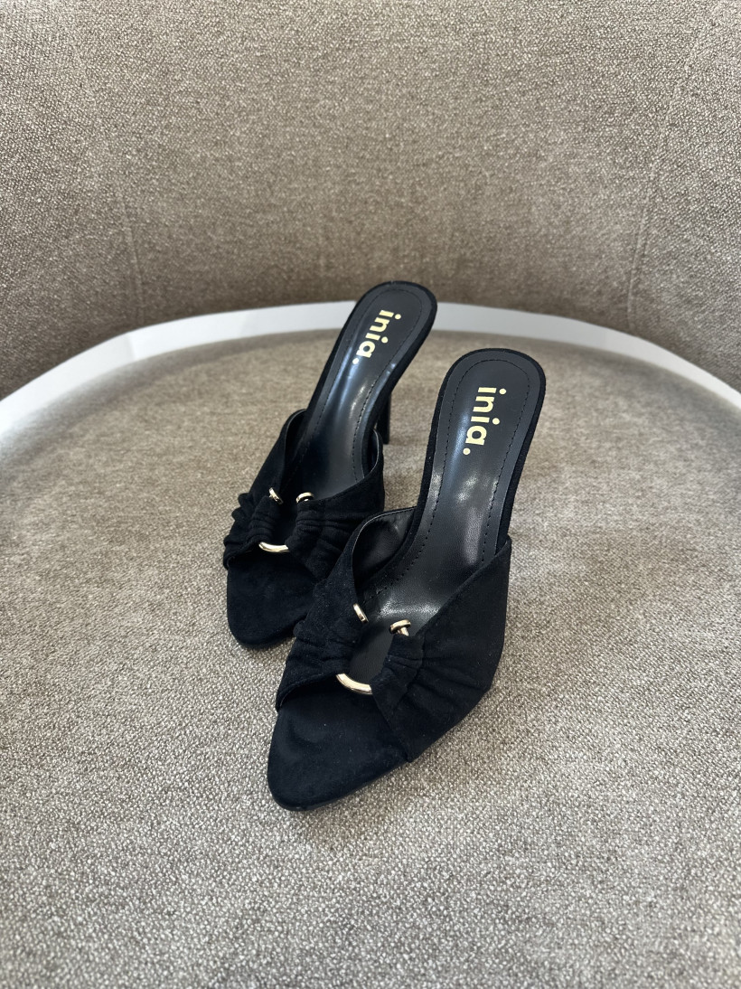 INI KLAPKI CZERŃ ZAMSZ PODKÓWKA