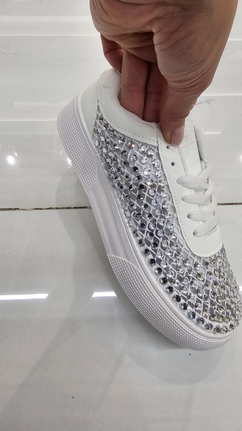 Trampki ażurowe zdobione dżetem