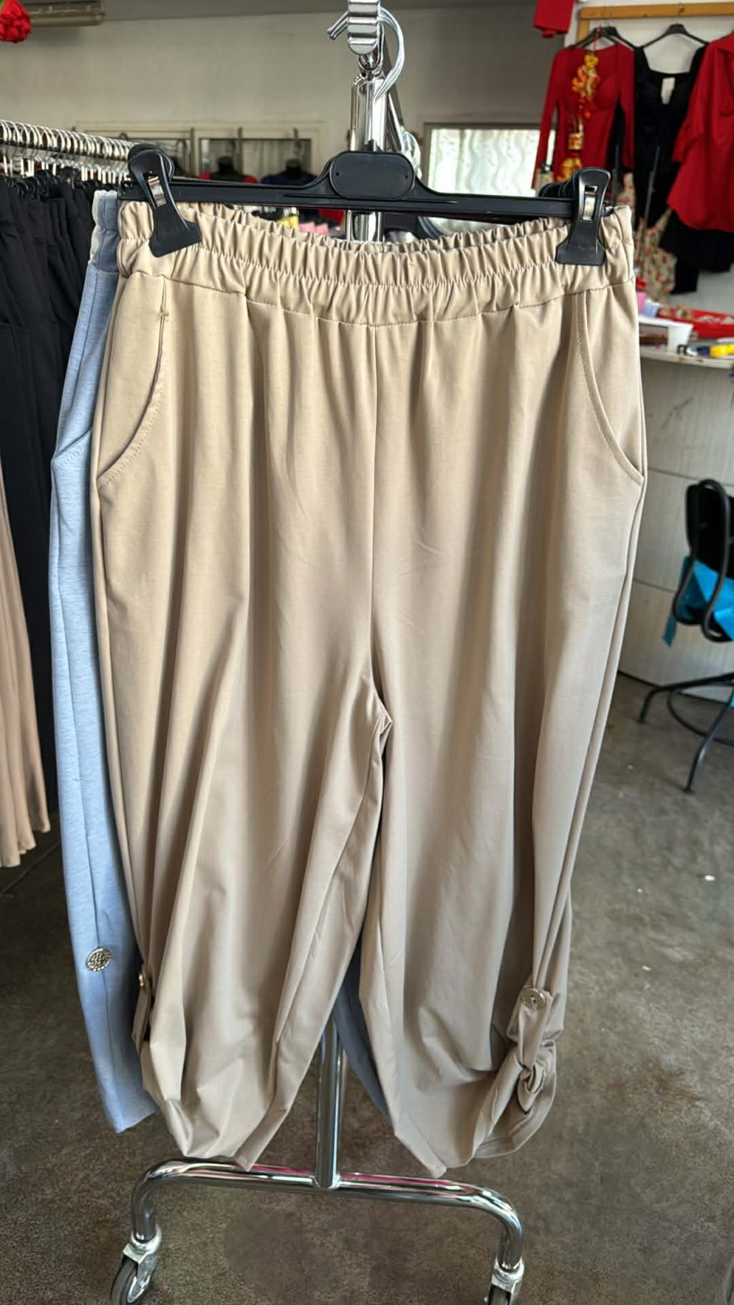 Italia nr 10 - Spodnie jednokolorowe, podwijane na guzik - 28525 - fango