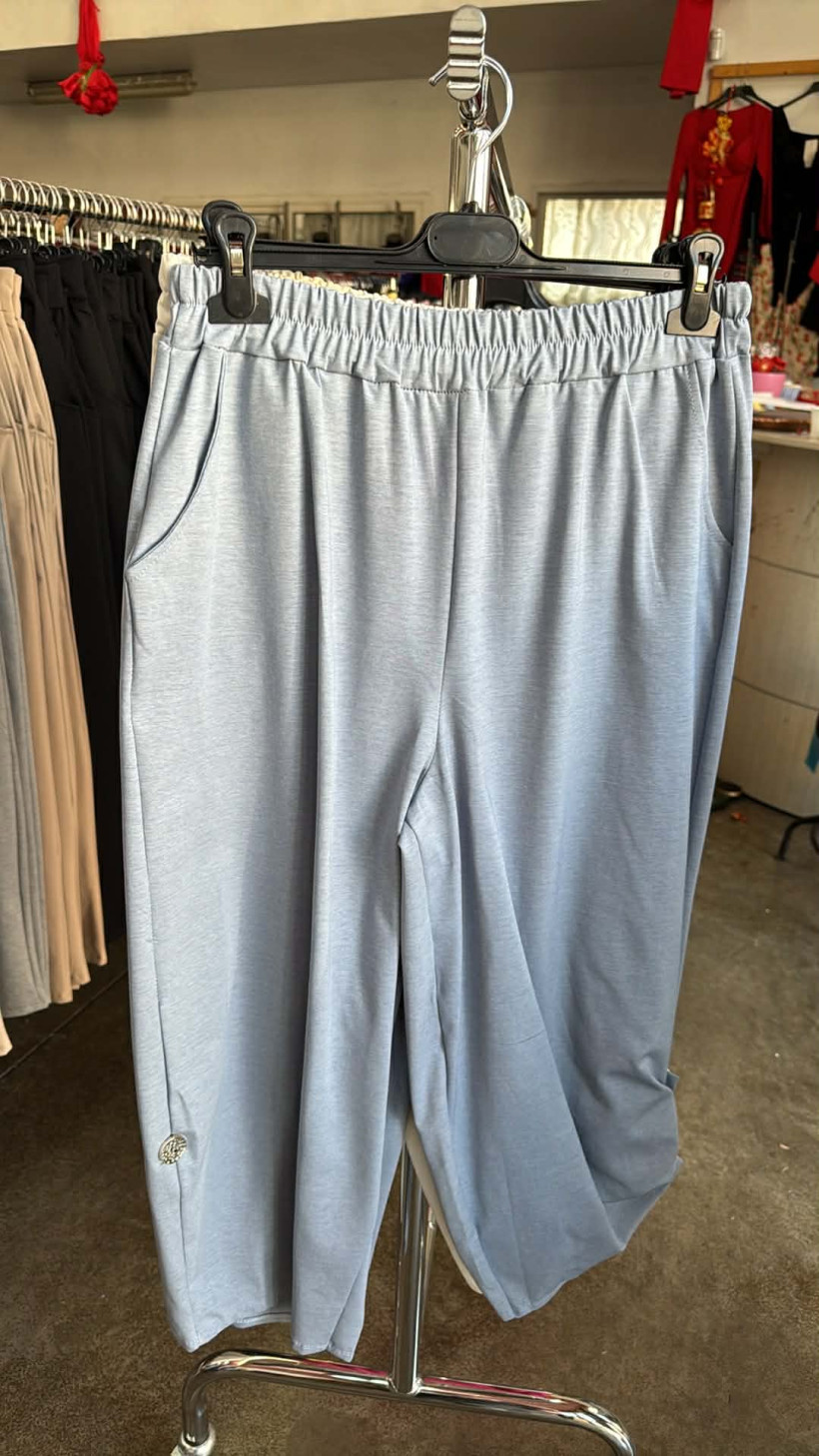 Italia nr 10 - Spodnie jednokolorowe, podwijane na guzik - 28525 - jeans