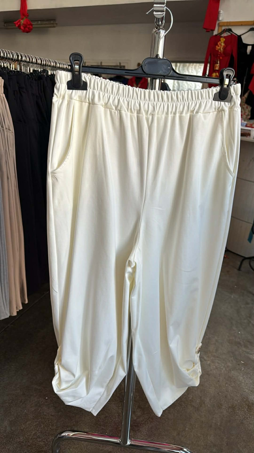 Italia nr 10 - Spodnie jednokolorowe, podwijane na guzik - 28525 - śmietankowe