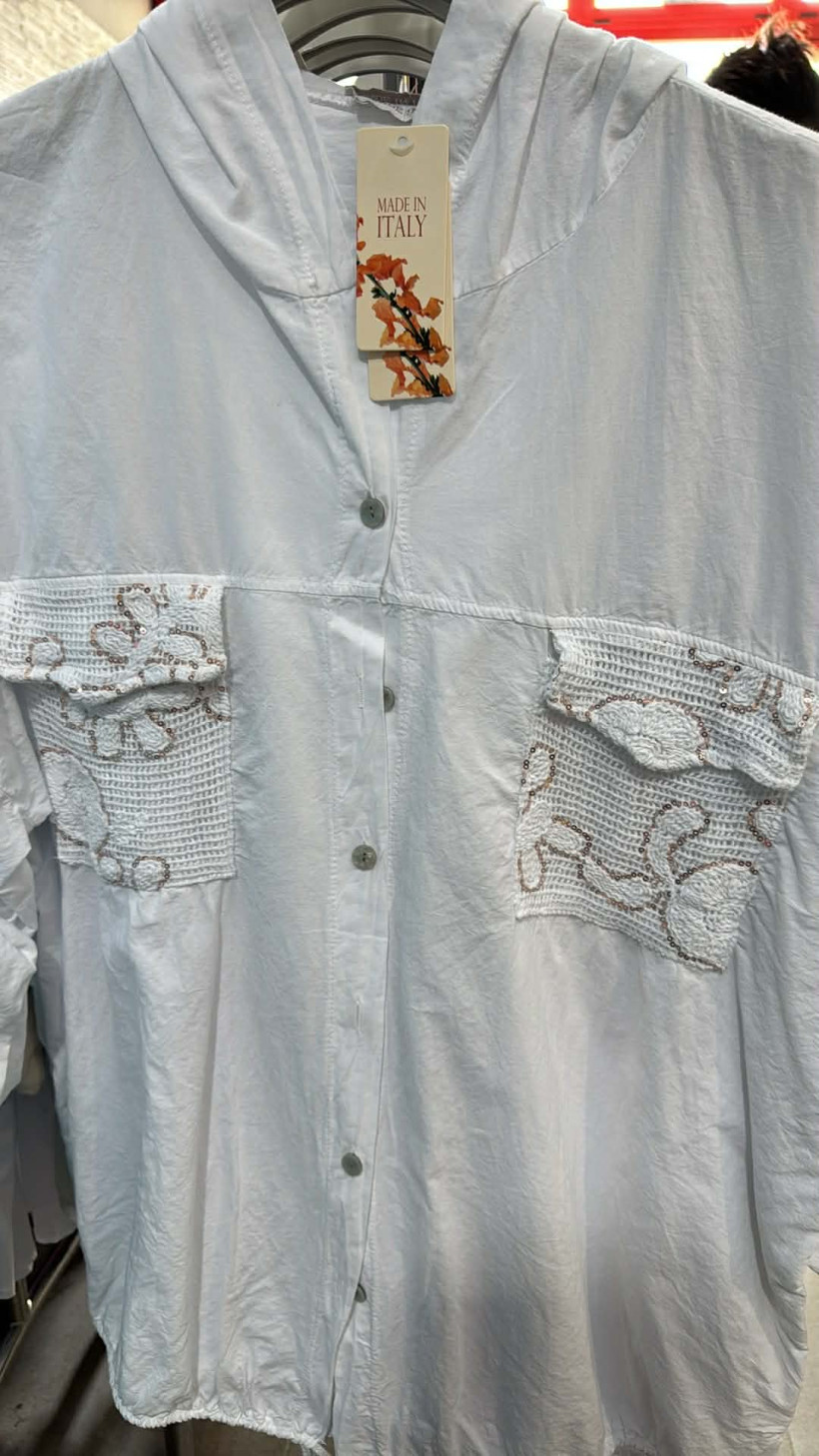 Italia nr 10 - Narzutka/Koszula jednokolorowa, ażurowe kieszonki - 5205 - biała