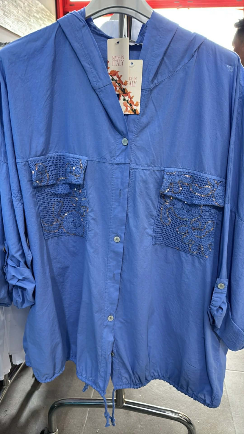 Italia nr 10 - Narzutka/Koszula jednokolorowa, ażurowe kieszonki - 5205 - jeansowa