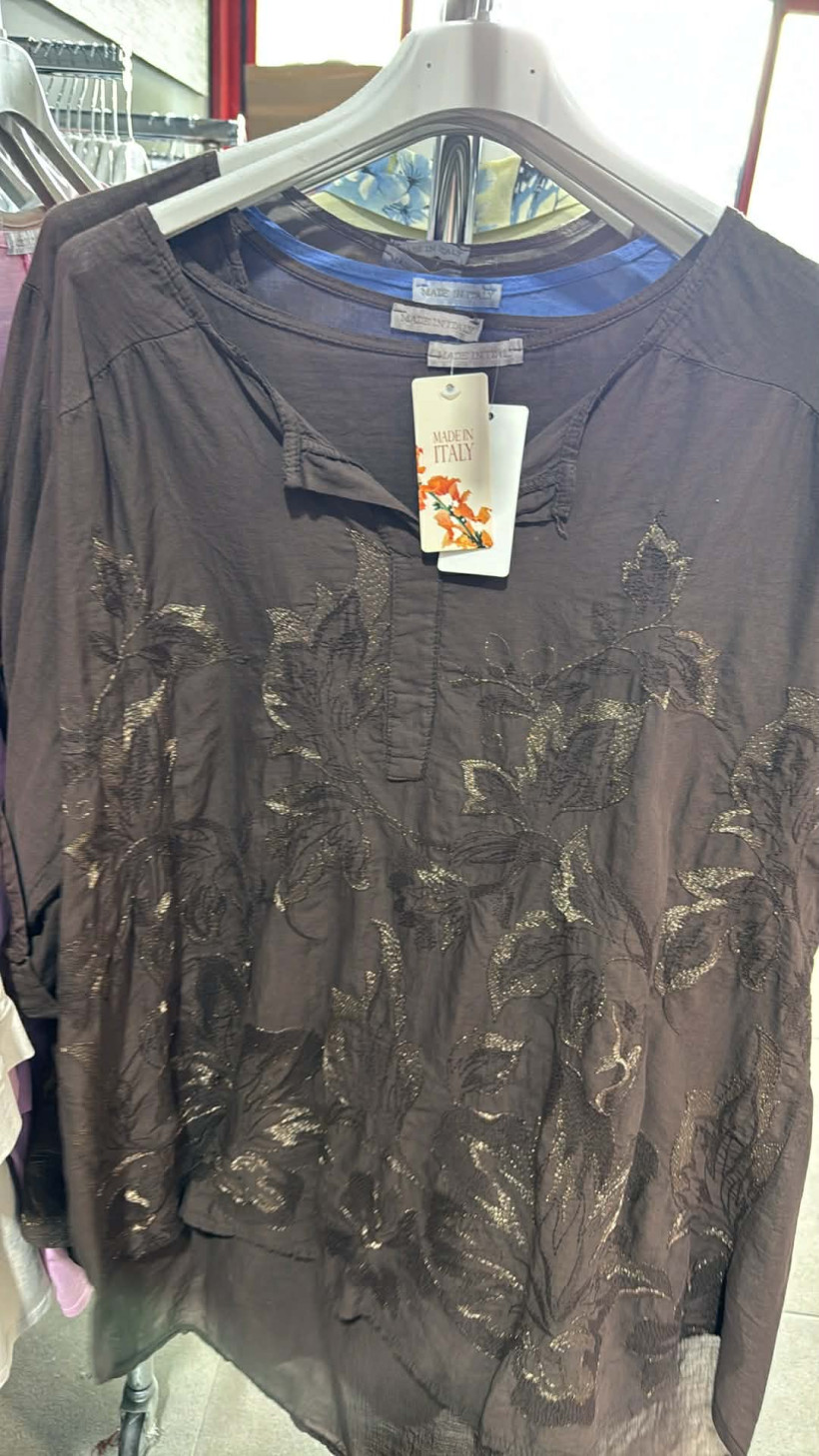 Italia nr 10 - Koszula jednokolorowa, wyszywane kwiaty - 5219 - czekoladowa