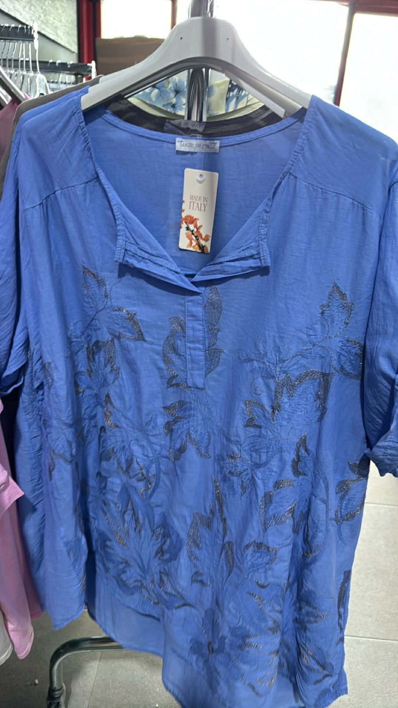 Italia nr 10 - Koszula jednokolorowa, wyszywane kwiaty - 5219 - niebieska