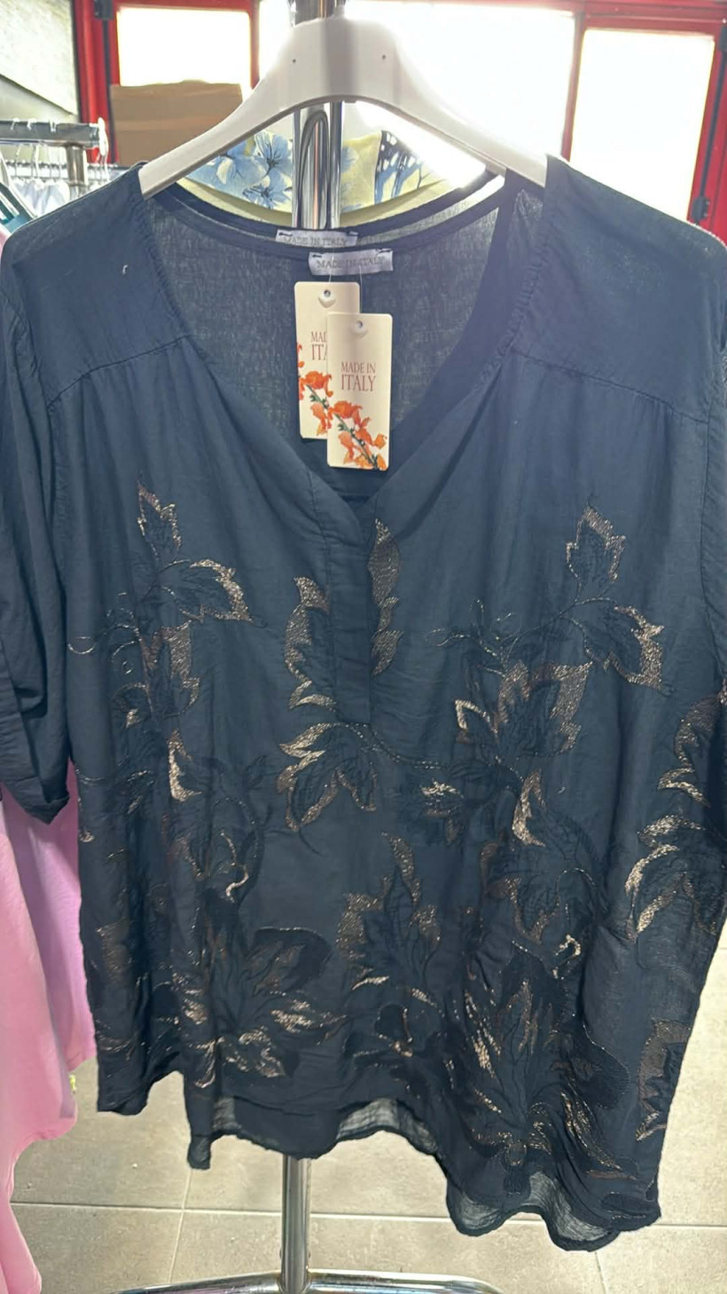 Italia nr 10 - Koszula jednokolorowa, wyszywane kwiaty - 5219 - czarna