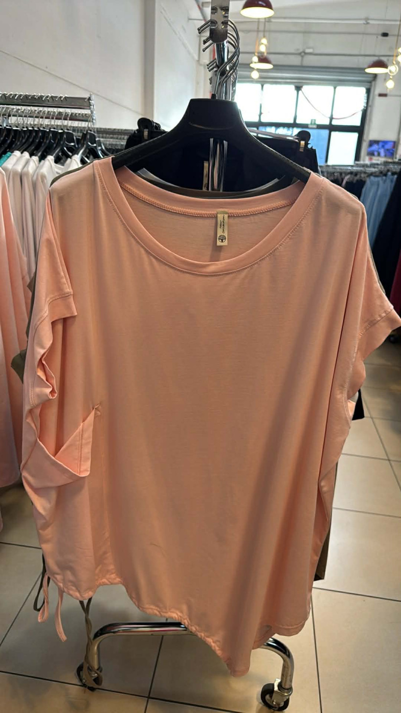 Italia nr.10 - Bluzka jednokolorowa, duża kieszeń - 26086 - pudrowy róż 