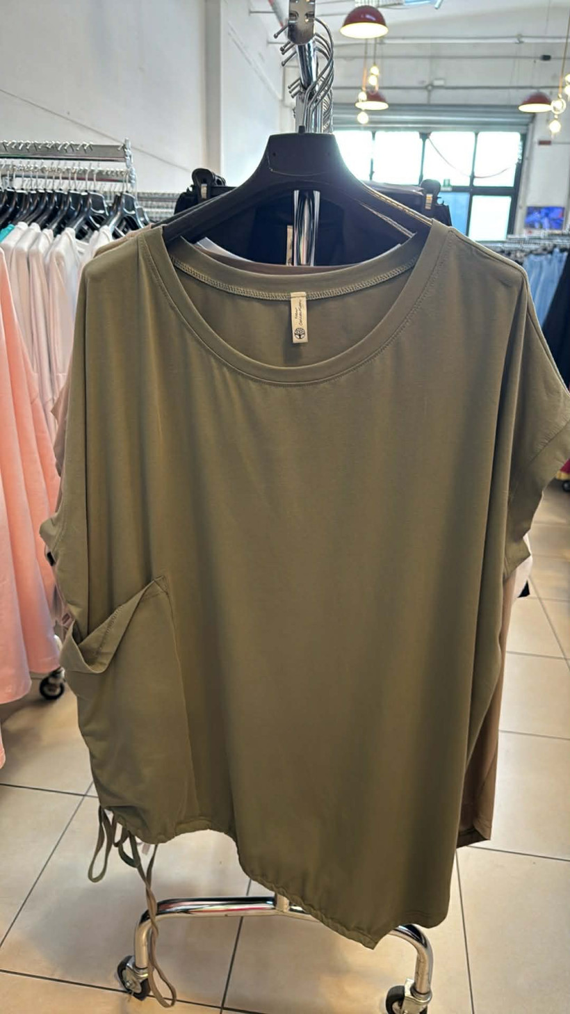 Italia nr.10 - Bluzka jednokolorowa, duża kieszeń - 26086 - khaki