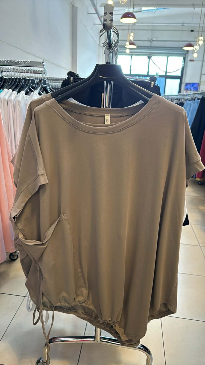 Italia nr.10 - Bluzka jednokolorowa, duża kieszeń - 26086 - fango