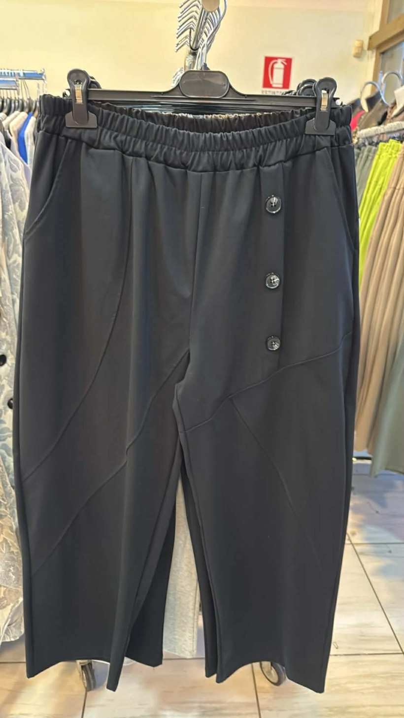 Italia nr.10 - Spodnie jednokolorowe przeszywane, ozdobne guziki - 3137 - czarne 