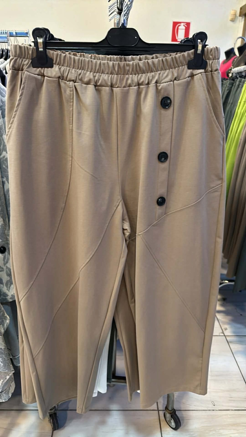 Italia nr.10 - Spodnie jednokolorowe przeszywane, ozdobne guziki - 3137 - fango  