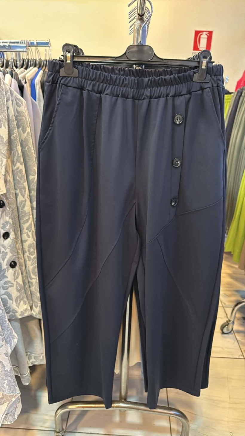 Italia nr.10 - Spodnie jednokolorowe przeszywane, ozdobne guziki - 3137 - granat  