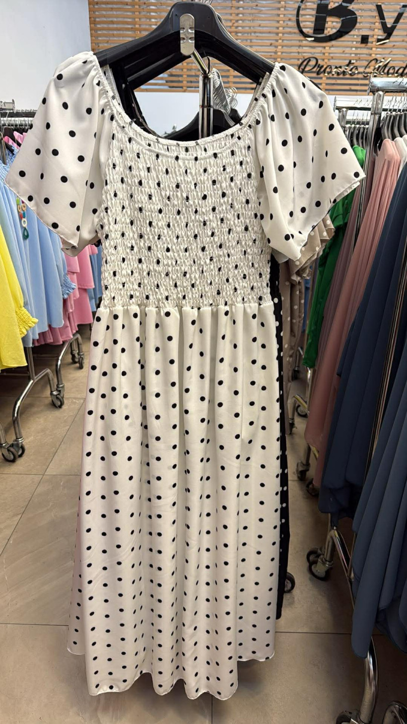 Italia nr 10 - Sukienka  maxi w groszki , gumki na biuście - k5466 - biała