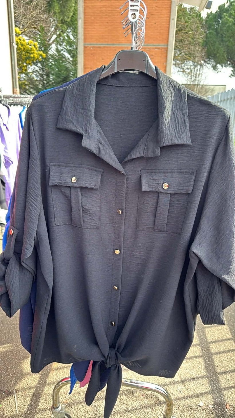 Italia nr 10 - Koszula jednokolorowa z kieszeniami - wiązana - 24365 - czarna