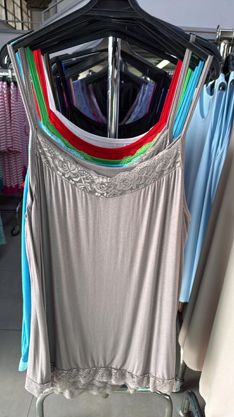 Italia nr 10 - bluzka / koszulka  jednokolorowa z koronką - cienkie ramiączka - 15156 - fango