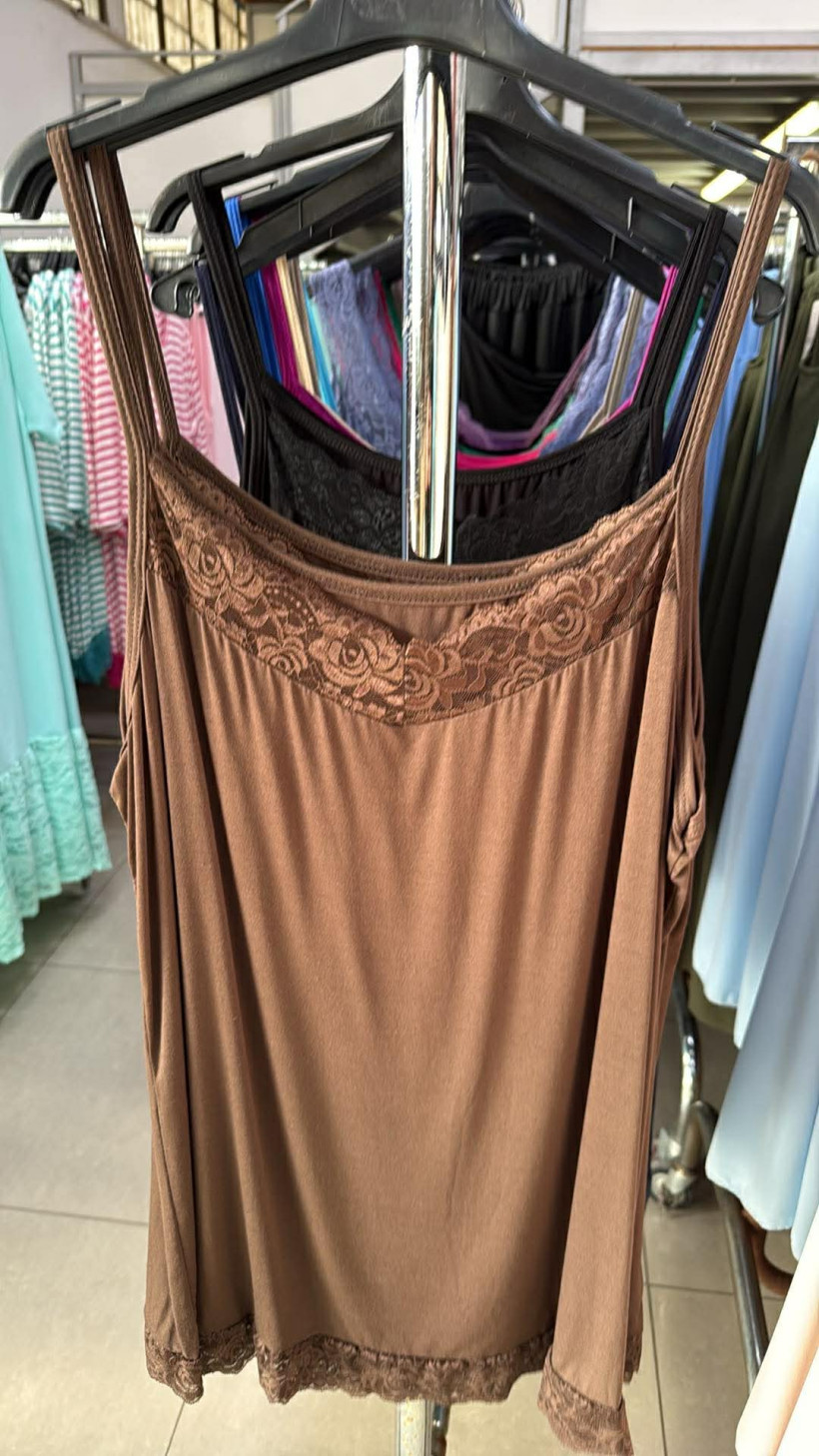 Italia nr 10 - bluzka / koszulka  jednokolorowa z koronką - cienkie ramiączka - 15156 - czekolada