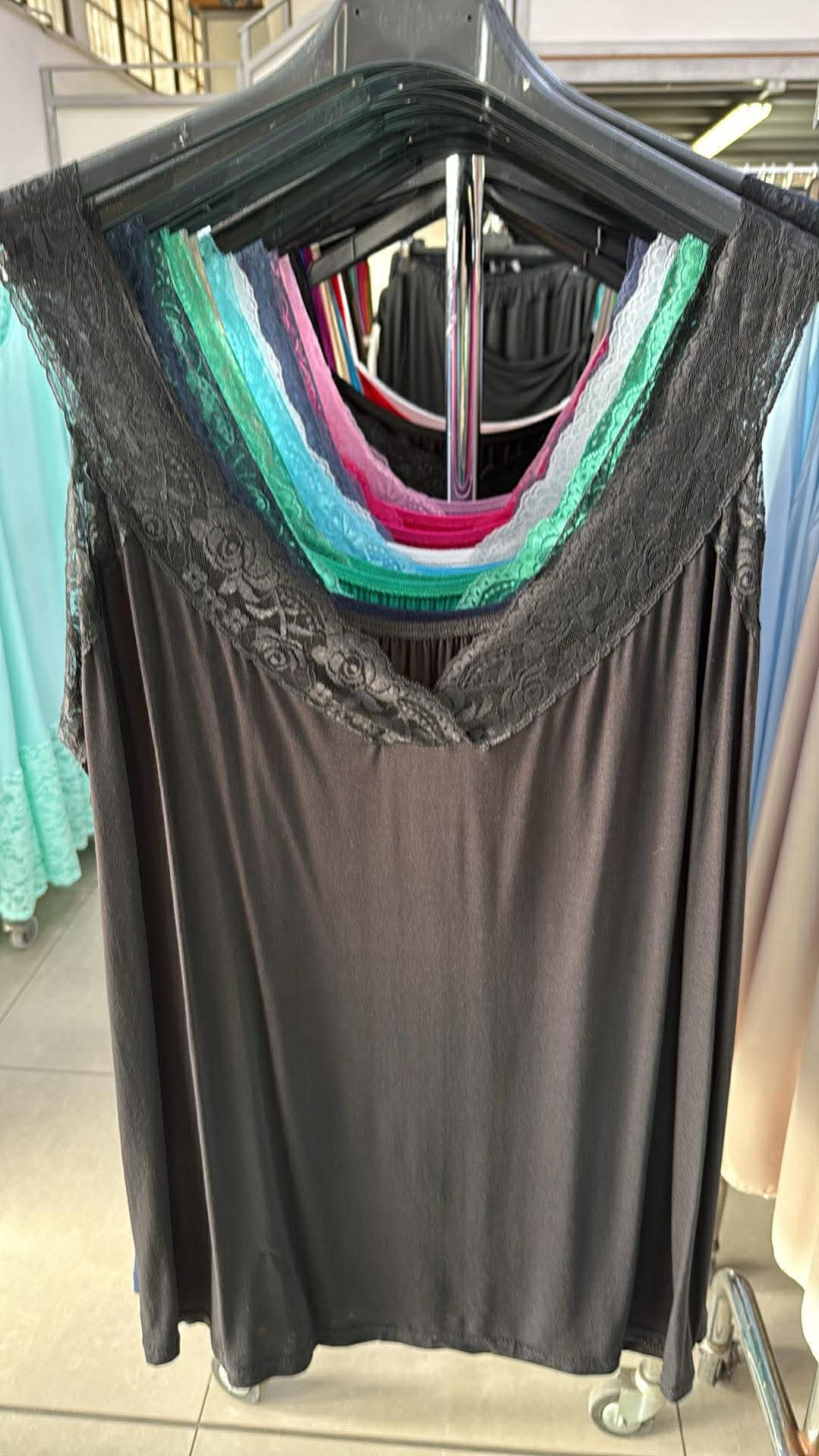 Italia nr 10 - bluzka /koszulka jednokolorowa z koronkowymi ramiączkami - 15173 - czarna