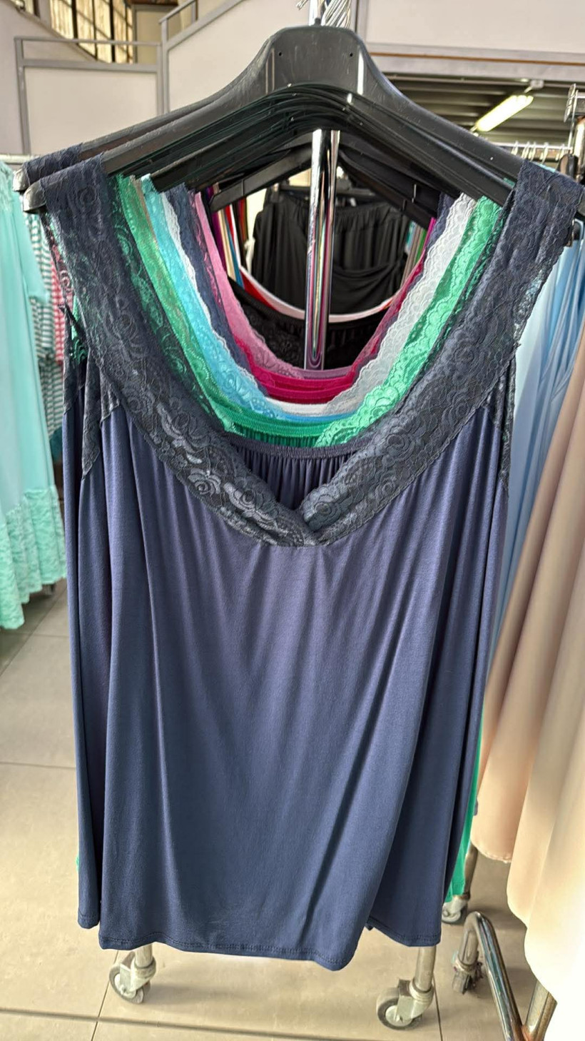 Italia nr 10 - bluzka /koszulka  jednokolorowa z koronkowymi ramiączkami - 15173 - granat