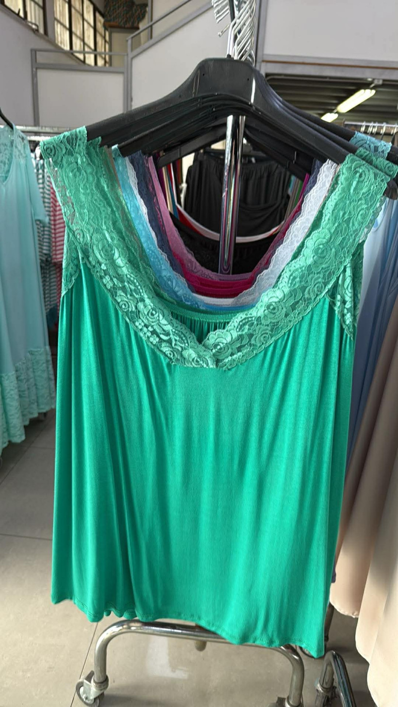 Italia nr 10 - bluzka /koszulka  jednokolorowa z koronkowymi ramiączkami - 15173 - zielony 